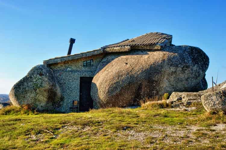 Maison de roche dans une montagne au Portugal