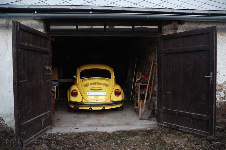 coccinelle jaune dans un garage