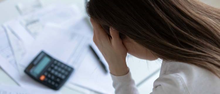 femme soucieuse suite au calcule de ses impots