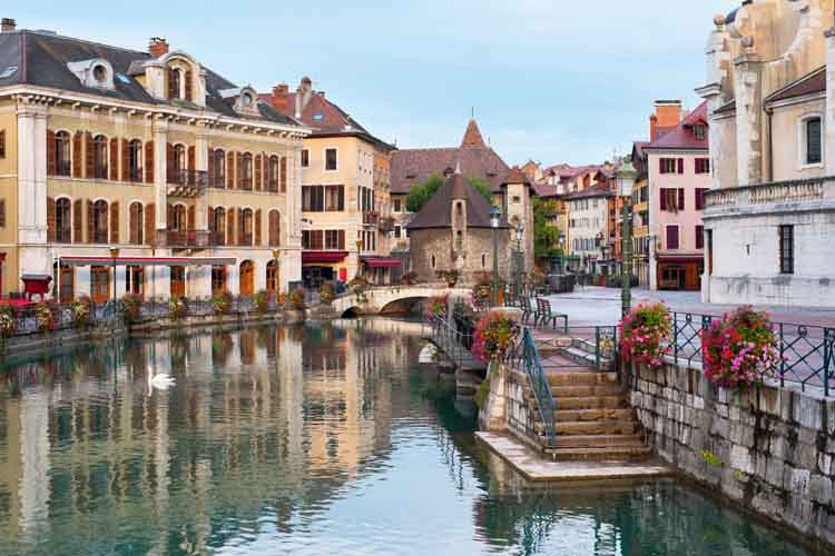 Le matin à Annecy au centre ville avec des bâtiments autour du canal