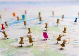 Punaise sur une carte monde