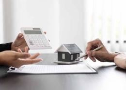 2 personnes dont on voit que les mains discutes d'immobilier