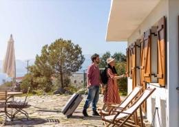 Couple qui rentre dans un locatif courte durée