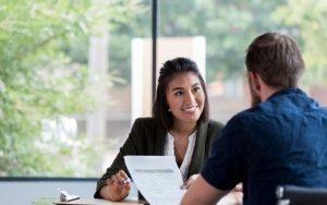 Deux personnes discutant de credit immobilier