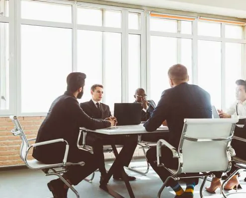 Comment devenir un bon orateur et bien parler devant un public ? 7 Associés de SCI en meeting