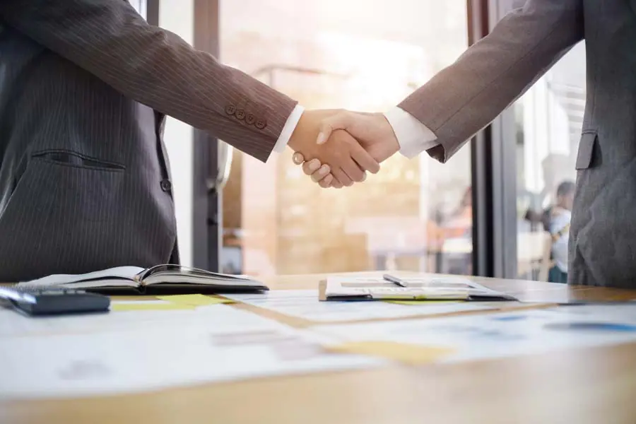 2 associés se sert la main pour conclure une SCI