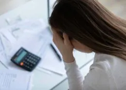 femme soucieuse suite au calcule de ses impots
