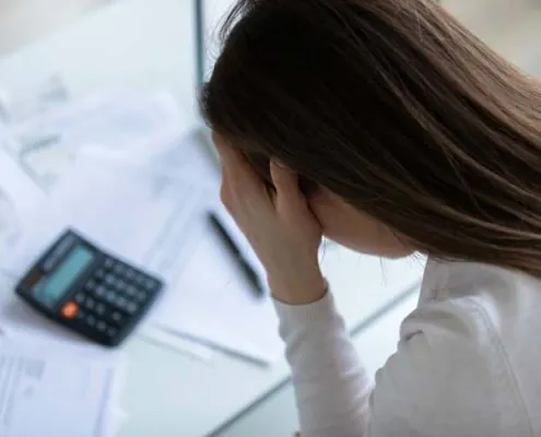 femme soucieuse suite au calcule de ses impots