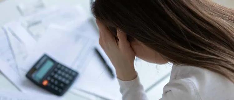 femme soucieuse suite au calcule de ses impots