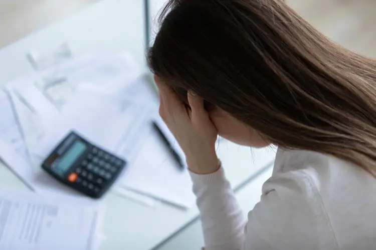 femme soucieuse suite au calcule de ses impots