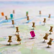 Punaise sur une carte monde