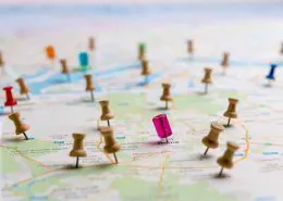 Punaise sur une carte monde