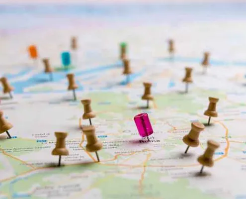 Punaise sur une carte monde