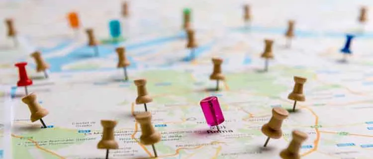 Punaise sur une carte monde