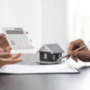 2 personnes dont on voit que les mains discutes d'immobilier