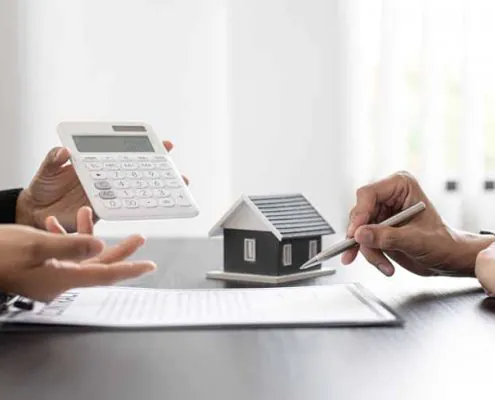 Les calculs à faire avant de vendre son bien immobilier 10 2 personnes dont on voit que les mains discutes d'immobilier