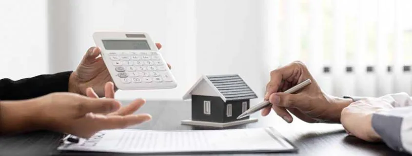 2 personnes dont on voit que les mains discutes d'immobilier