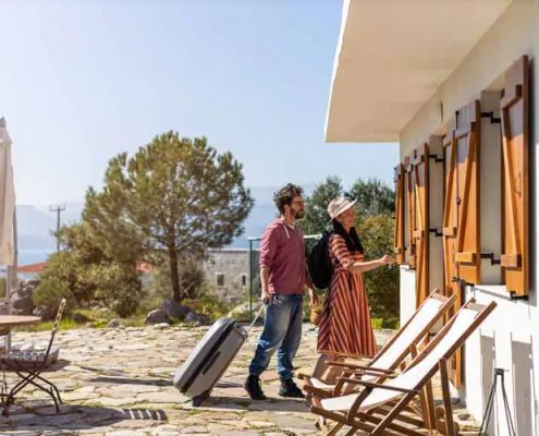 Investir dans la location courte durée 8 Couple qui rentre dans un locatif courte durée