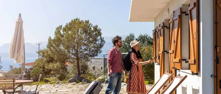 Couple qui rentre dans un locatif courte durée